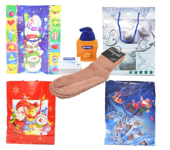 Geschenkset in Weihnachtstasche mit Nivea Seifen und Kuschelsocken