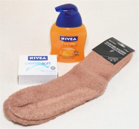 Geschenkset in Weihnachtstasche mit Nivea Seifen und Kuschelsocken