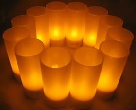 12er Set LED Akku-Teelichter mit Gläsern & Ladestation