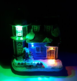 Weihnachtshaus dekoriert mit LED Beleuchtung / mit Turm