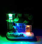 Weihnachtshaus dekoriert mit LED Beleuchtung / mit Turm