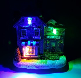 Weihnachtshaus dekoriert mit LED Beleuchtung / Cafe Shop