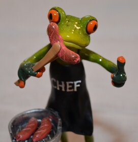 Frosch mit Grill und Grillschürze ca. 17cm mit Wurst in der Hand
