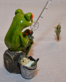 Frosch als Angler mit Rute Fisch und Eimer ca. 16cm / Angler sitzend