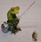 Frosch als Angler mit Rute Fisch und Eimer ca. 16cm / Angler sitzend