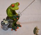 Frosch als Angler mit Rute Fisch und Eimer ca. 16cm / Angler sitzend