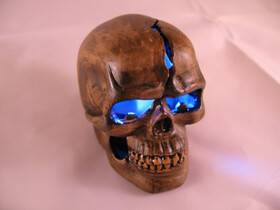 Totenkopfschädel mit blauer Flacker-LED