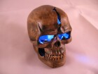 Totenkopfschädel mit blauer Flacker-LED