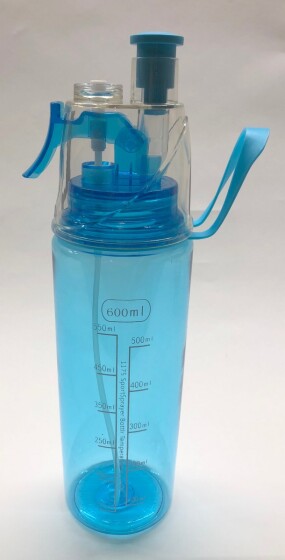 2in1 Trinkflasche und Sprühflasche 600ml aus Tritan komplett mit Deckel und Haltegriff