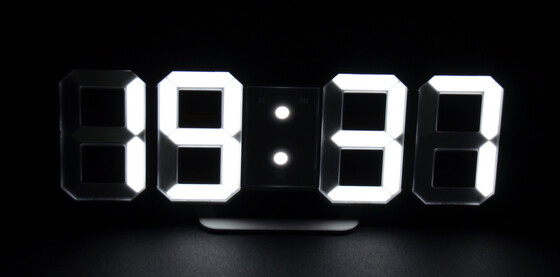Digitale dimmbare LED Wanduhr mit vier großen Ziffern mit Weckfunktion