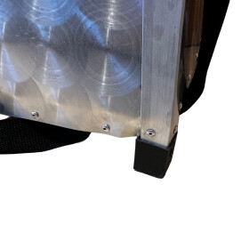 Behr Aluminium-Sitzkiepe Modell Standard mit kleinem Fehler an einem Fuß