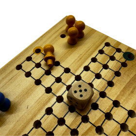 Brettspiel aus Holz für die Reise mit Brett Spielfiguren und Würfel mit Säckchen