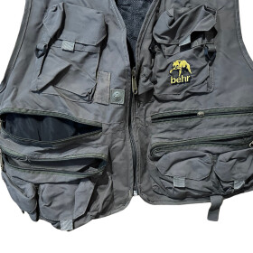 Behr Anglerweste mit vielen Taschen Größe XL mit kleinem Fehler am RV